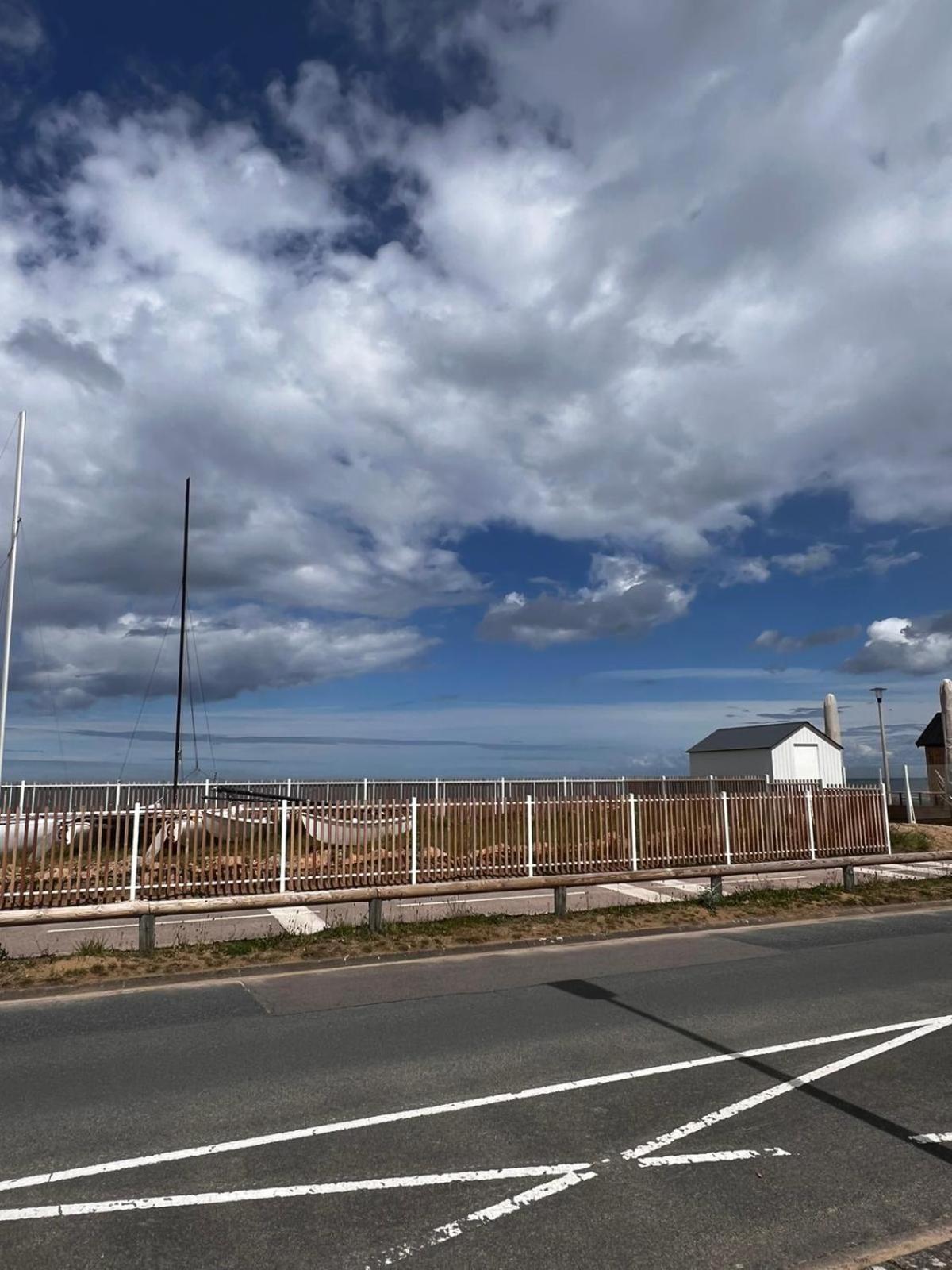 Un Coin Paisible En Front De Mer Villa Ouistreham Exterior photo